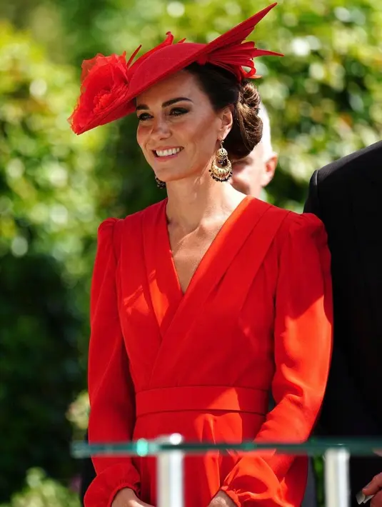 Disempurnakan dengan sepasang pump heels  dari Jennifer Chamandi, Lorenzo 105 yang hadir dengan tali yang dapat dilepas pasang. [Foto: IG/coutureroyal].