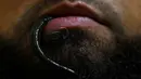 Praktisi Al Sheikh Mohamed El-Sayed dengan metode lain saat menggunakan lintah untuk menghisap darah di dalam mulutnya di ruang perawatan medis Shubra El-Kheima, Kairo, Mesir, (13/08/2016). (REUTERS/Amr Abdallah Dalsh).
