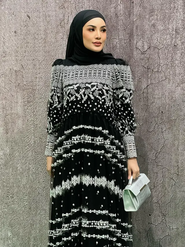 7 Potret Nindy Ayunda Berhijab Usai Jalani Umrah, Sosoknya Tuai Pujian