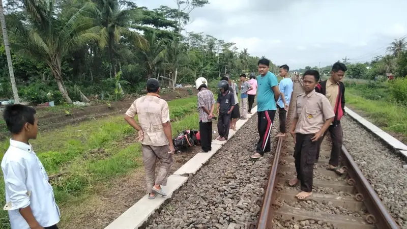 Sepeda motor yang dikendarai ibu menggendong balita di Ciawitali, Gandrungmangu, Cilacap, ringsek usai tertabrak dan terseret kereta api sejauh 20 meter. (Foto: Liputan6.com/Polres Cilacap/Muhamad Ridlo)