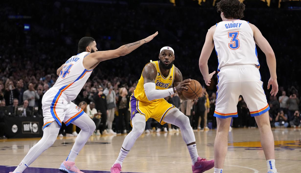 Pebasket LA Lakers, LeBron James berusaha mencetak angka saat menghadapi Oklahoma City Thunder dalam laga Kompetisi Bola Basket NBA di Los Angeles, Amerika Serikat, Rabu (8/2/2023) pagi WIB. Meski berujung kekalahan LA Lakers dari Oklahoma City Thunder 130-133, namun rekor fenomenal berhasil diukir LeBron James. (AP Photo/Ashley Landis)