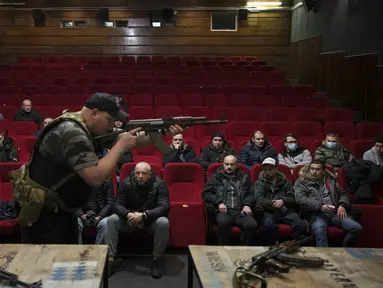 Warga sipil Ukraina menerima pelatihan senjata di dalam sebuah bioskop di Lviv, Ukraina, 5 Maret 2022. (AP Photo/Felipe Dana)