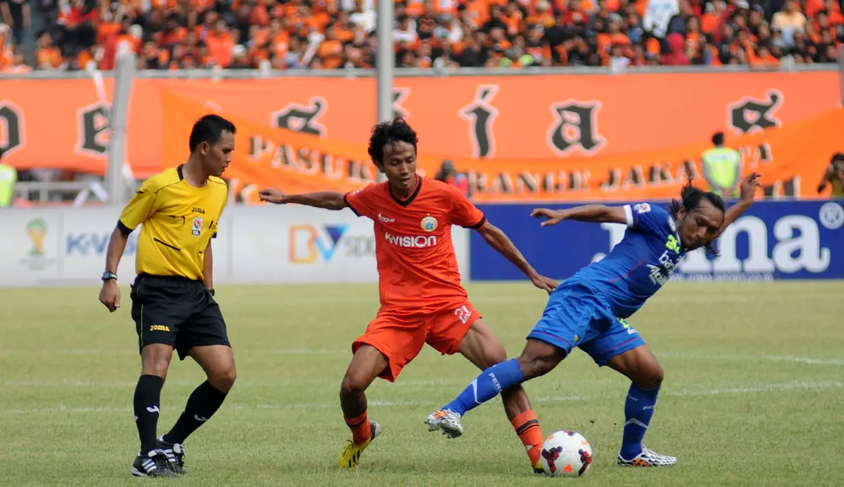 Pemain tengah Persija Jakarta, Amarzukih (tengah), berebut bola dengan Hariono (Persib Bandung) saat berlaga di Stadion GBK, (10/8/2014). (Liputan6.com/Helmi Fithriansyah)