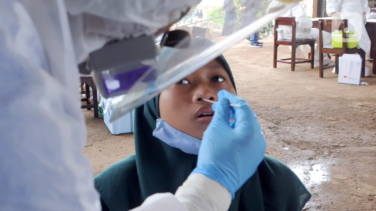 FOTO: Cegah Penyebaran COVID-19, Puluhan Santri di Depok Jalani Swab Test Massal