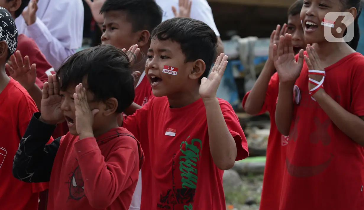 Anak-anak yang tergabung dalam Kelas Jurnalis Cilik usai melaksanakan Upacara Peringatan HUT RI ke-77 di Kawasan Kalibaru Barat, Cilincing, Jakarta, Rabu (17/8/2022). Memperingati Hari Kemerdekaan Indonesia ke-77, anak-anak yang tergabung dalam Kelas Jurnalis Cilik bersama para relawan melaksanakan upacara bendera dan beragam lomba. (Liputan6.com/Helmi Fithriansyah)