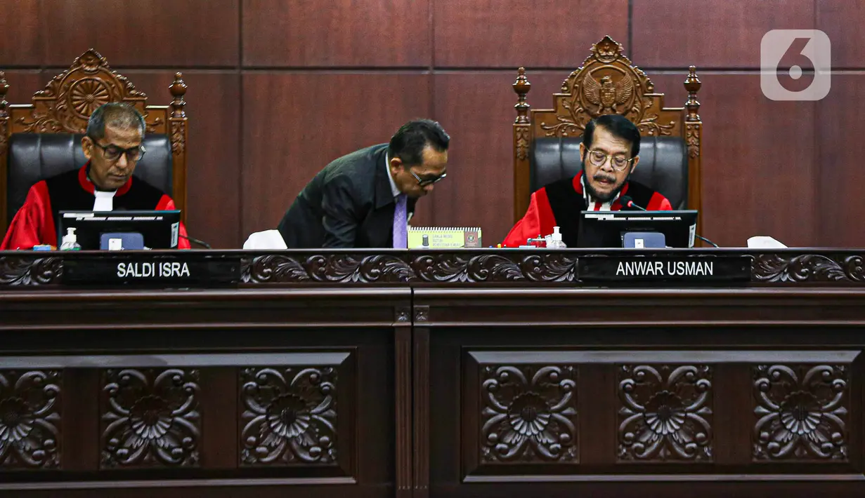 Adalah Hakim Konstitusi Guntur Hamzah dan Suhartoyo mengajukan dissenting opinion atau pendapat berbeda terkait uji materi terhadap Pasal 169 c UU Pemilu. (Liputan6.com/Faizal Fanani)