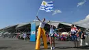 Aksi suporter Uruguay jelang laga antara Uruguay menghadapi Rusia dalam penyisihan Grup A Piala Dunia 2018 di Samara Arena, Samara, Rusia, Senin (25/6). (EMMANUEL DUNAND/AFP)