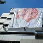 Komunitas Saya Perempuan Antikorupsi! (SPAK) memasang banner raksasa bertuliskan "Saya Perempuan Anti Korupsi" di Gedung KPK, Jakarta, Selasa (21/4/2015). Pemasangan banner tersebut dalam rangka memperingati Hari Kartini. (Liputan6.com/Yoppy Renato)