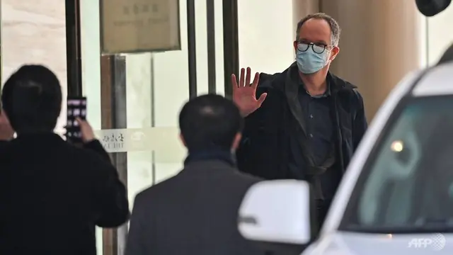 Salah satu anggota tim Organisasi Kesehatan Dunia yang menyelidiki asal-usul gelombang pandemi COVID-19 saat ia meninggalkan The Jade Hotel setelah menyelesaikan karantina di Wuhan, provinsi Hubei tengah Tiongkok pada 28 Januari 2021.