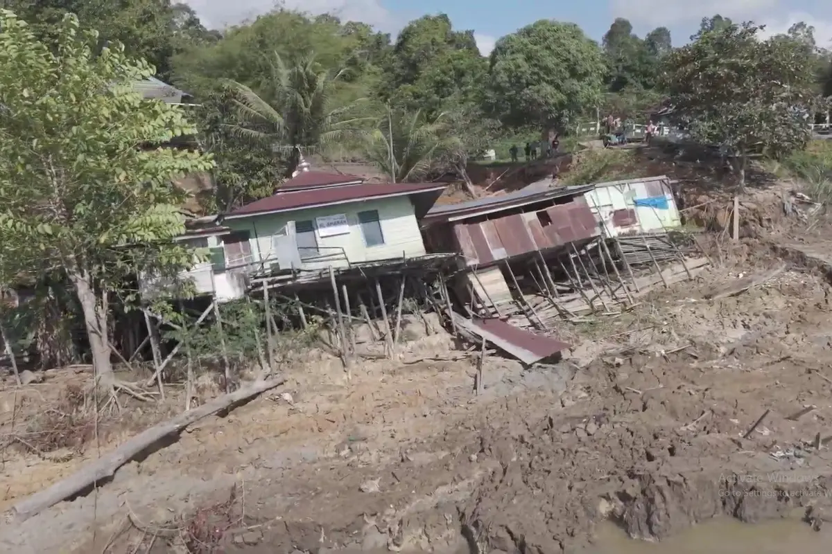 Bencana longsor yang terjadi di RT 01, Kampung Muara Bunyut, Kecamatan Melak, Kabupaten Kutai Barat, Kalimantan Timur, mengakibatkan satu rumah dan satu mushola terseret ke tepi Sungai Mahakam (Liputan6.com/Abdul Jalil)