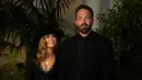 Jennifer Lopez (kiri) dan Ben Affleck tiba untuk menghadiri Ralph Lauren Spring 2023 Fashion Experience di The Huntington, Pasadena, California, Amerika Serikat, 13 Oktober 2022. Jennifer Lopez dan Ben Affleck tampil bersama di karpet merah untuk pertama kalinya sejak menikah pada Juli lalu. (AP Photo/Chris Pizzello)