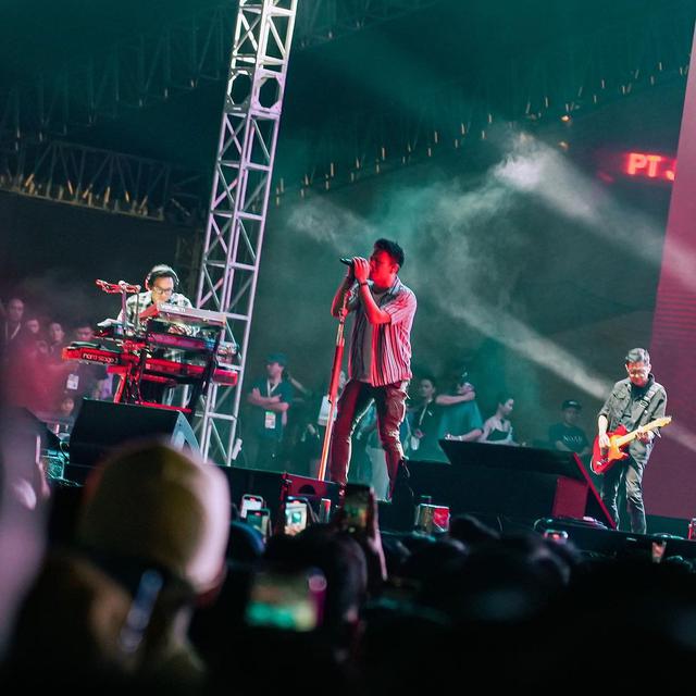Aksi panggung grup band NOAH di Synchronize Fest 2023
