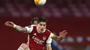 Bek Arsenal, Hector Bellerin berebut bola dengan penyerang Villareal, Paco Alcacer pada leg kedua semifinal Liga Europa di Emirates Stadium, Jumat (7/5/2021) dinihari WIB. Villarreal menyingkirkan Arsenal dan lolos ke final setelah mencatatakan skor imbang 0-0. (AP Photo/Alastair Grant)