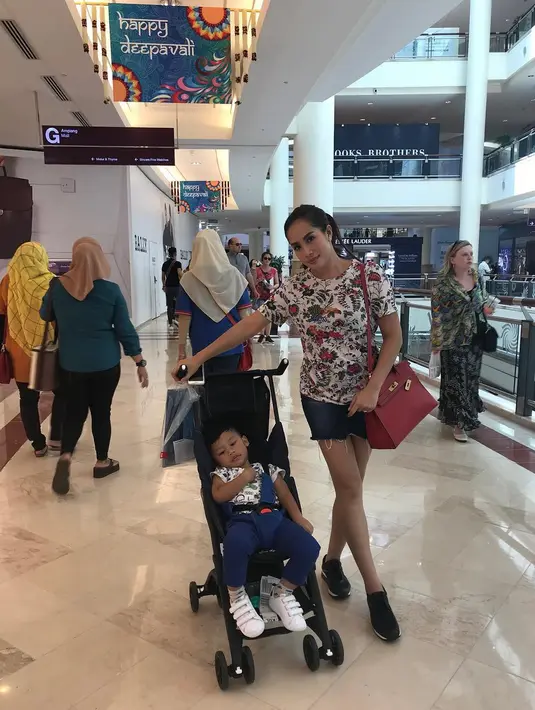 "Yang punya saksi hidup itu suster anak saya sama sopir. Saya mau bayar suster saya nggak ada uang, tinggal cincin satu-satunya saya jual, dan temen semua tahu kok saya banyak jual tas-tas saya, semuanya buat hidup saya sama anak," pungkas Shinta.