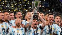 Lionel Messi berhasil membawa Timnas Argentina meraih kemenangan 3-0 atas Italia pada laga&nbsp;Finalissima 2022 di Stadion Wembley, Kamis (2/6/2022) dini hari WIB. Berkat hasil itu, Argentina berhak atas trofi&nbsp;Finalissima 2022. (AP photo/Frank Augstein)