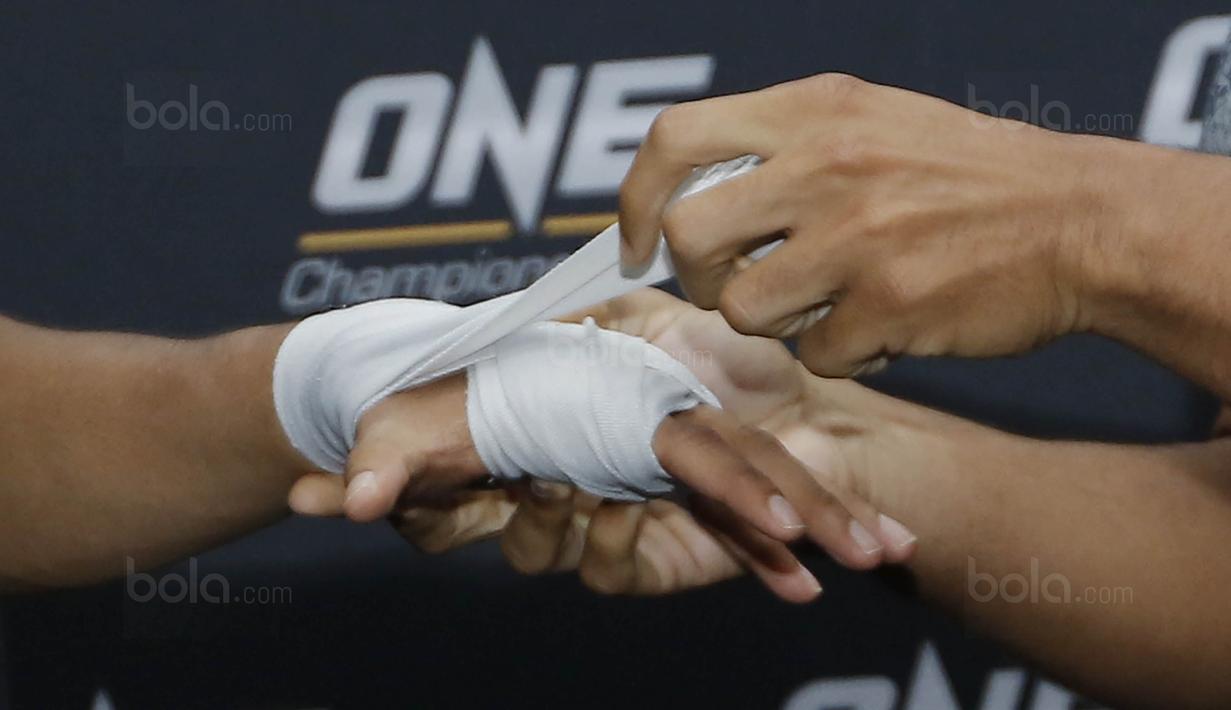 Petarung Indonesia, Stefer Rahardian, memasang handwraps saat latihan terbuka jelang laga One Championship di Senayan, Jakarta, Kamis (14/07/2017). Pertarungan tersebut akan berlangsung di JCC, Jakarta, Sabtu (16/9/2017). (Bola.com/M Iqbal Ichsan)