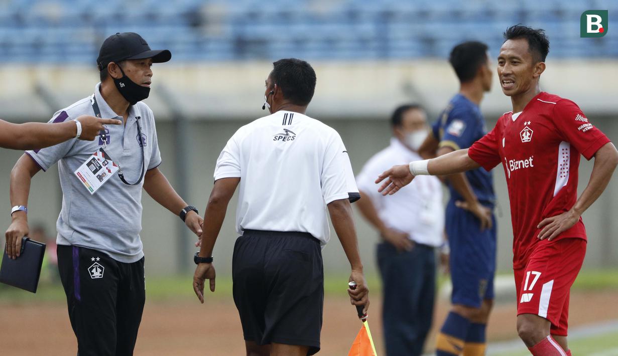 Pelatih Persik Kediri, Joko Susilo (kiri) melakukan protes kepada hakim garis saat anak buahnya dilanggar dalam kotak pinalti dimenit akhir pertandingan. (Foto: Bola.com/Ikhwan Yanuar)