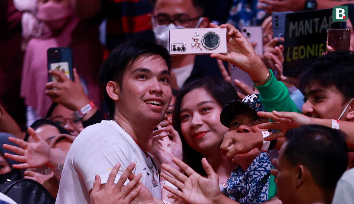 <p>Pebulutangkis ganda putra Indonesia, Daniel Marthin berofo dengan fans setelah mengalahkan ganda putra Jepang, Takuro Hoki/Yugo Kobayashi pada laga semifinal Indonesia Masters 2023 di Istora Senayan, Jakarta, Sabtu (28/01/2023). Leo/Daniel menang dengan skor 18-21, 21-17, 21-3. (Bola.com/M. Iqbal Ichsan)</p>
