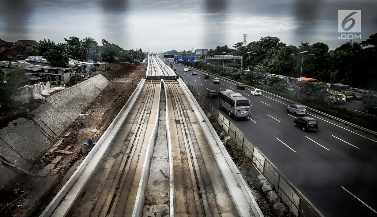 Kendaraan melintas di samping proyek Light Rail Transit (LRT) di sisi jalan Tol Jagorawi, Cibubur, Jakarta, Jumat (2/6). Pembangunan LRT Jabodebek koridor Cawang-Cibubur sudah mencapai 25 persen dan ditarget rampung pada 2019. (Liputan6.com/Faizal Fanani)