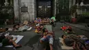 Sejumlah orang tidur di depan sebuah gereja di Manila, Selasa (18/10). Semenjak operasi narkoba Duterte digencarkan, banyak warga Filipina memilih tidur di jalan dan meninggalkan rumah mereka karena khawatir menjadi sasaran. (REUTERS/Damir Sagolj)