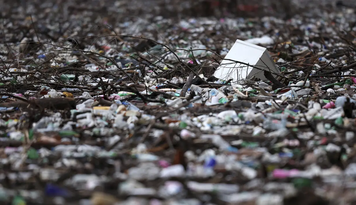 Bagian dari lemari es mengapung di antara sampah di sungai Drina dekat Visegrad, Bosnia, Jumat, 20 Januari 2023. Berton-ton limbah yang dibuang di tempat pembuangan sampah tepi sungai yang tidak diatur dengan baik atau langsung ke sungai-sungai di tiga negara Balkan Barat akhirnya menumpuk selama musim air tinggi di musim dingin dan musim semi, di belakang penghalang sampah di Sungai Drina, Bosnia timur. (AP Photo/Armin Durgut)