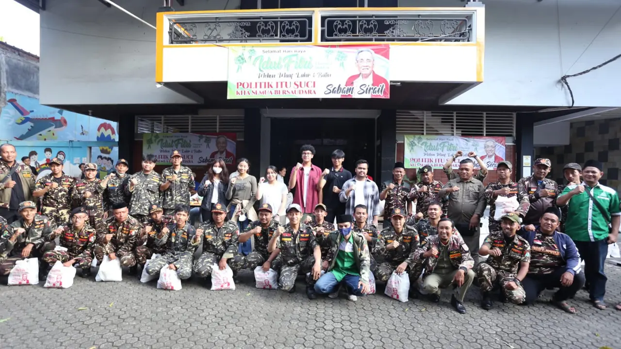 Keluarga Sabam Sirait Bantu Warga Beri Paket Lebaran