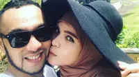 Kemesraan Henry Baskoro Hendarso atau Enji bersama sang istri Rosmanizar. Pengacara Enji, Denny Karel menuturkan bahwa kliennya sempat menempuh berbagai cara agar hubungannya dengan istri kembali harmonis. (Instagram/@rosmanizar_baskoro)