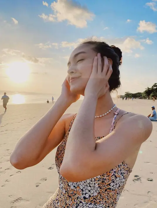 Liburan ke Bali dan main ke pantai, menjadi salah satu momen liburan yang kerap diunggah oleh Cailtin Halderman. Ia pun beberapa kali unggah momen serunya main air di pantai hingga menanti matahari terbenam di sore hari. (Liputan6.com/IG/@caitlinhalderman)