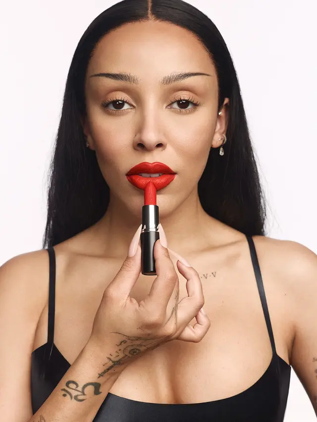Usai Aksi Makan Lipstiknya Viral di MTV VMA 2025, Doja Cat Resmi Jadi Global Ambassador M·A·C Cosmetics