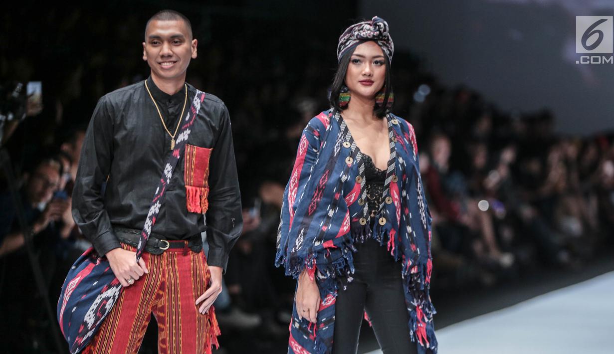 Musisi Rayi RAN dan Marion Jola mengenakan busana rancangan Anne Avantie yang bertajuk Badai Pasti Berlalu pada perhelatan Jakarta Fashion Week 2019 di Senayan City, Selasa (23/10). (Liputan6.com/Faizal Fanani)