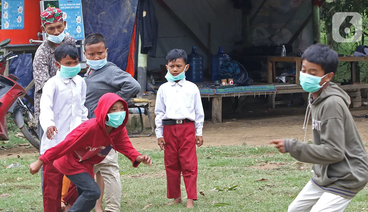 Sejumlah murid sedang bermain tap benteng di sekolah alam Sukawangi, Kabuapaten Bekasi, Jawa Barat, Senin (30/11/2020). Kegiatan bermain di alam terbuka menjadi solusi bagi para murid untuk menghilangkan rasa jenuh usai belajar dimasa pandemi COVID-19. (Liputan6.com/Herman Zakharia)