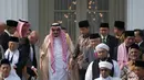 Raja Salman bin Abdulaziz al-Saud ditemani Presiden Jokowi saat akan berfoto bersama sejumlah tokoh Islam di Istana Merdeka, Jakarta, Kamis (2/3).(Liputan6.com/Pool/Rosa Pangabean)
