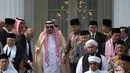 Raja Salman bin Abdulaziz al-Saud ditemani Presiden Jokowi saat akan berfoto bersama sejumlah tokoh Islam di Istana Merdeka, Jakarta, Kamis (2/3).(Liputan6.com/Pool/Rosa Pangabean)