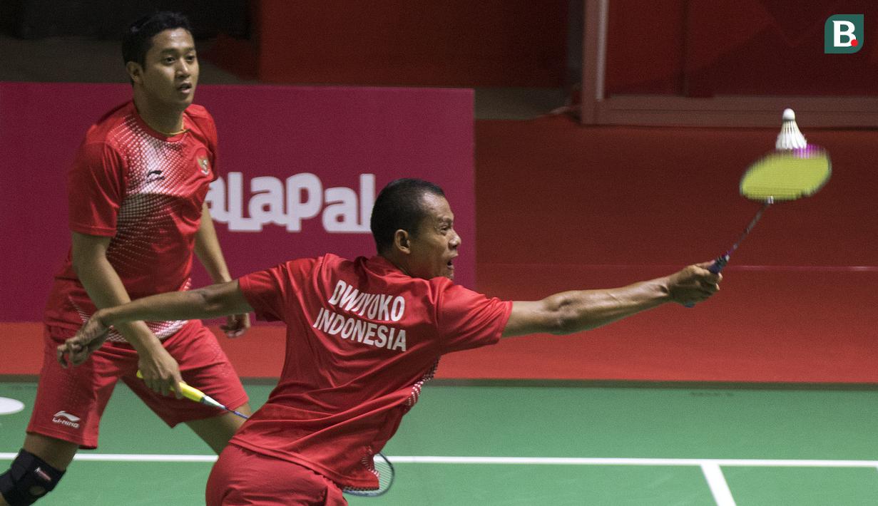 Fredy Setiawan/Dwiyoko pebulutangkis Indonesia meraih medali emas di nomor ganda putra SL3-SL4 setelah mengalahkan pasangan Korea pada Asian Para Games 2018 di Istora Senayan, Sabtu (13/10/2018).  (Bola.com/Peksi Cahyo)