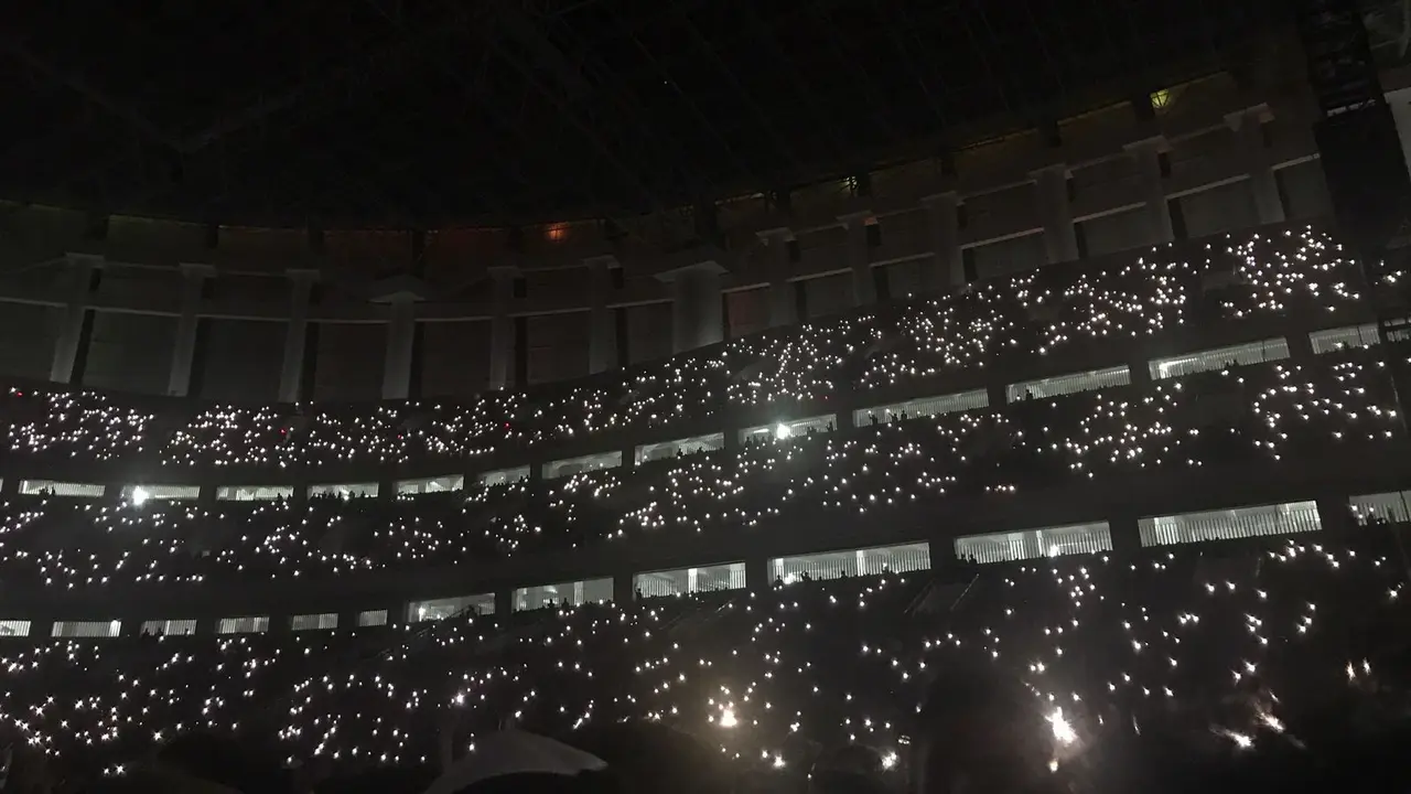 Para penonton konser Dewa 19 menyalakan flash