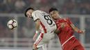 Bek Persija Jakarta, Maman Abdurrahman, berebut bola dengan gelandang Bali United, Stefano Lilipaly, pada final Piala Presiden di SUGBK, Jakarta, Sabtu (17/2/2018). Persija menang 3-0 atas Bali United. (Bola.com/M Iqbal Ichsan)