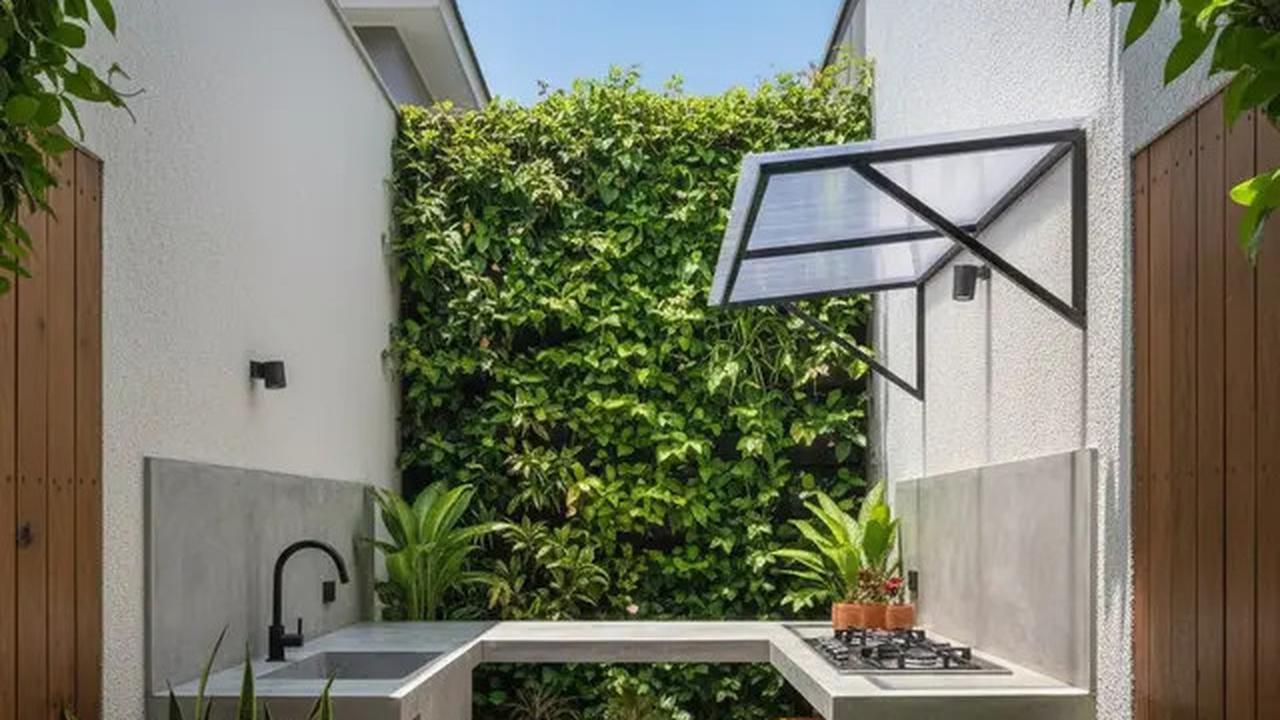12 Inspirasi Dapur Outdoor Lahan Sempit dengan Meja Cor Minimalis Tren 2025