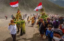 Potret Kawasan Wisata Bromo saat Yadnya Kasada 2024, Warga Tengger Khusyuk Berdoa Tak Terganggu Wisatawan