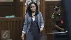 Resepsionis Kafe Olivier, Resmiyati saat menjalani sidang lanjutan kasus kopi beracun dengan terdakwa Jessica Kumala Wongso di PN Jakarta Pusat, (28/7). Sidang beragendakan pemeriksaan saksi karyawan kafe Olivier. (Liputan6.com/Immanuel Antonius)