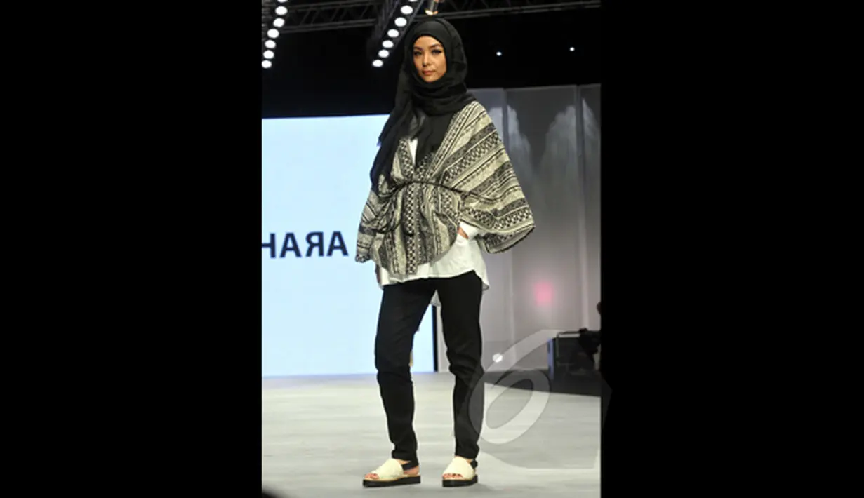Seorang model berpose memakai busana rancangan Jenahara pada ajang Indonesia Fashion Week 2015 di JCC Senayan, Jakarta, Kamis (28/2/2015). (Liputan6.com/Panji Diksana)