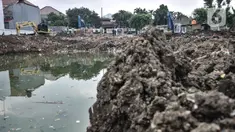 Petugas dari Dinas Sumber Daya Air dengan alat berat menyelesaikan pembuatan Waduk Pilar Jati atau Wirajasa di Cipinang Melayu, Jakarta Timur, Selasa (22/9/2020). Waduk tersebut dibuat di atas lahan Pemprov DKI seluas 7.128 meter persegi dengan kedalaman 9 meter tersebut. (merdeka.com/Iqbal Nugroho)