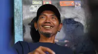 Dirigen Aremania, Yuli Sumpil, menyambut baik pencabutan sanksi dari PSSI. (Bola.com/Iwan Setiawan)