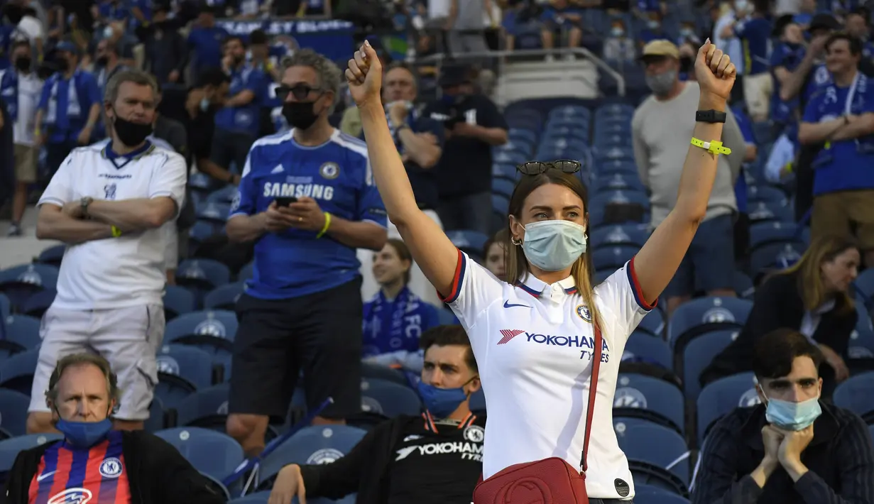 Suporter wanita Chelsea berada di tribun menunggu dimulainya pertandingan final Liga Champions antara Manchester City dan Chelsea di Stadion Dragao di Porto, Portugal, Sabtu (29/5/2021). (Pierre Philippe Marcou / Pool via AP)