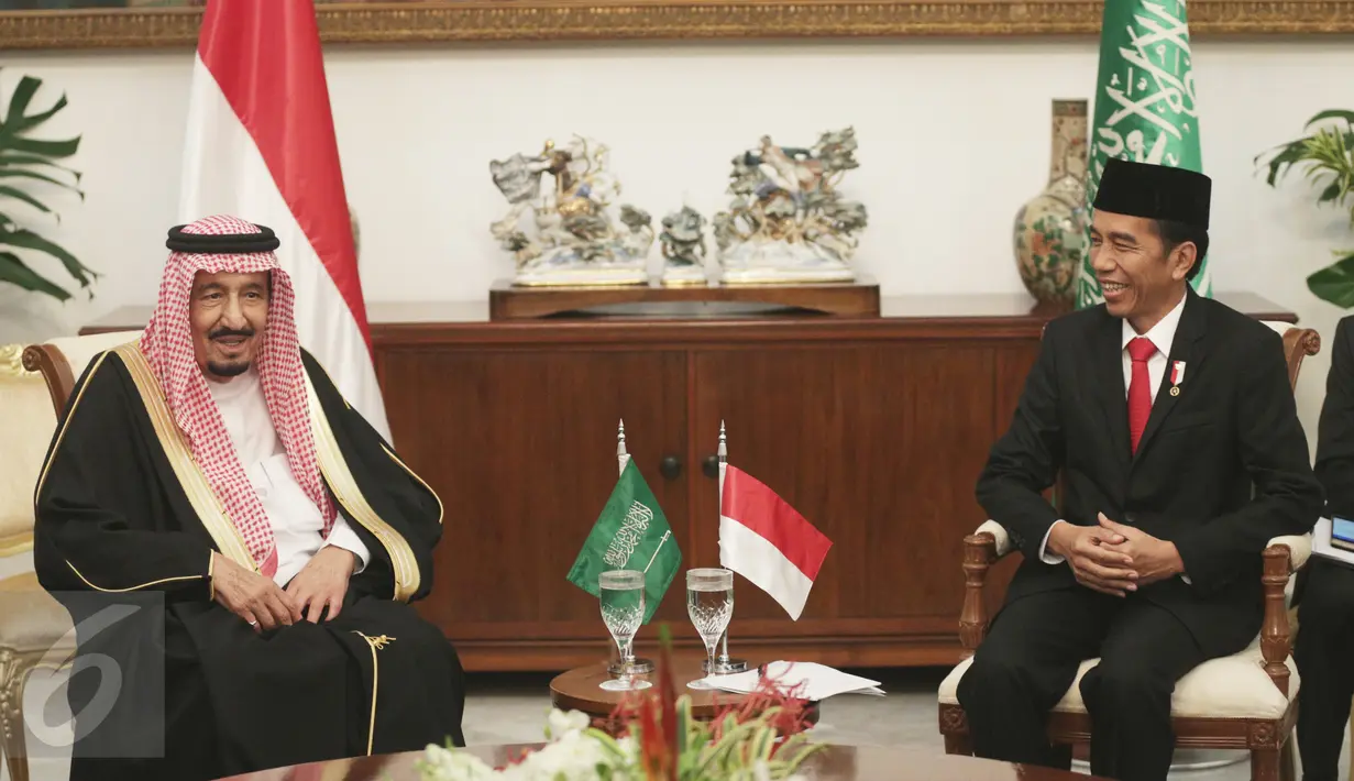 Raja Arab Saudi Salman bin Abdulaziz Al-Saud berbincang dengan Presiden Jokowi di Istana Bogor, Jawa Barat, Rabu (1/2). Pemerintah Arab berencana akan menanamkan investasi senilai Rp300 triliun di Indonesia. (Liputan6.com/Angga Yuniar) 