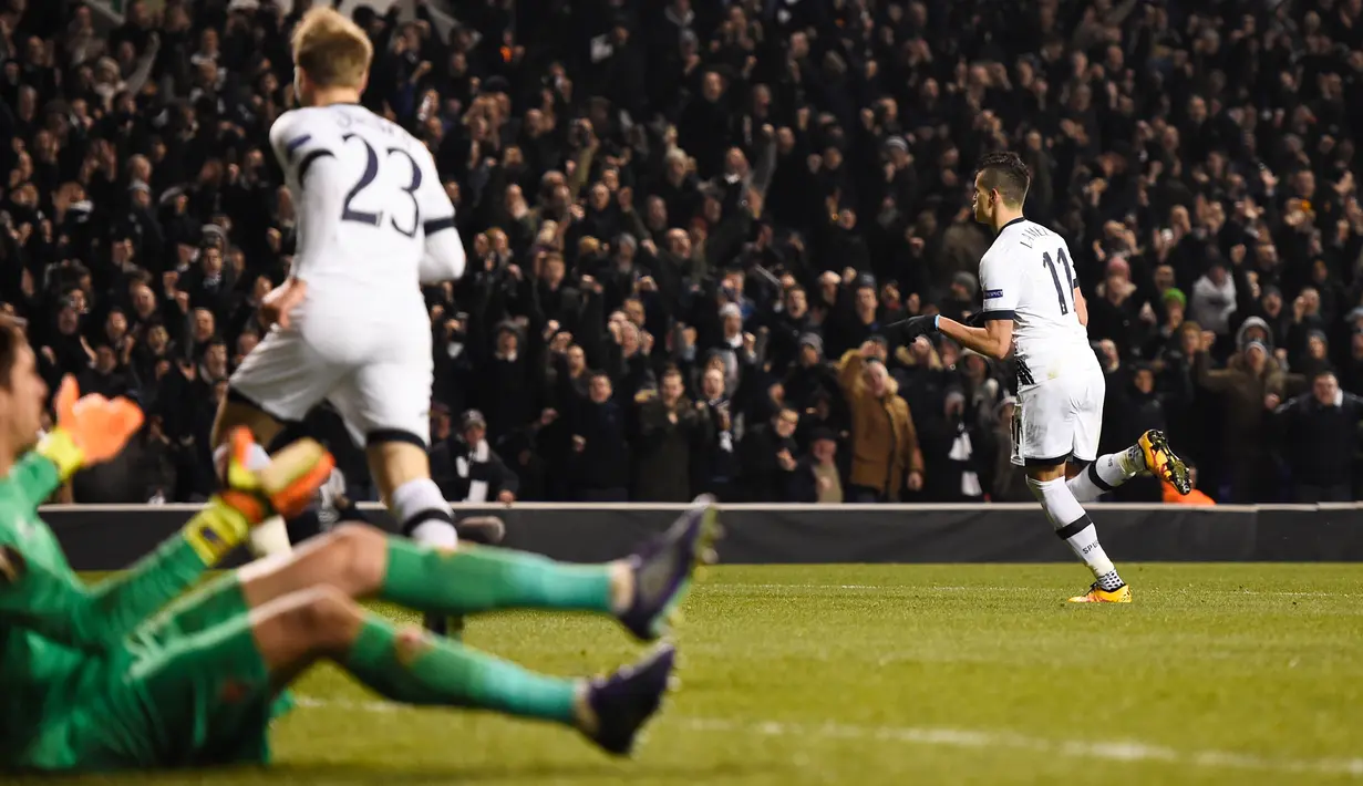 Erik Lamela (kanan) melakukan selebrasi usai mencetak gol kegawang Fiorentina di leg kedua babak 32 besar Liga Europa di White Hart Lane, London, Inggris (26/2). Tottenham menang atas Fiorentina dengan skor 3-0. (Reuters/Matius Childs)