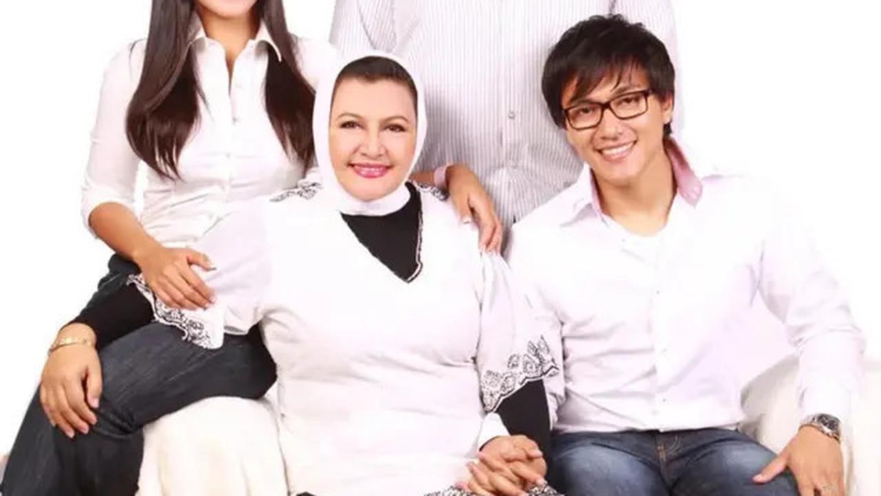 6 Potret Emilia Contessa Bareng Keluarga, Tinggalkan Kenangan Tak Terlupakan