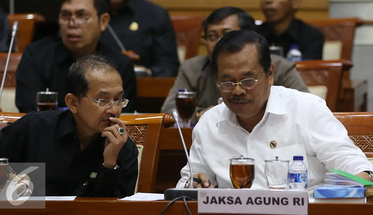 Jaksa Agung HM Prasetyo saat menghadiri rapat kerja dengan Komisi III DPR di Kompleks Parlemen, Senayan, Selasa (6/12). Selain membahas soal kasus faktual, Prasetyo juga akan memberikan sejumlah laporan kepada komisi tersebut. (Liputan6.com/Johan Tallo)