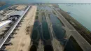 Bandara Internasional Kansai digenangi air laut yang dibawa topan Jebi di Osaka, Jepang barat, Rabu (5/9). Angin kencang juga membuat sebuah jembatan layang yang menjadi satu-satunya akses menuju Bandara Kansai rusak. (Hiroko Harima/Kyodo News via AP)