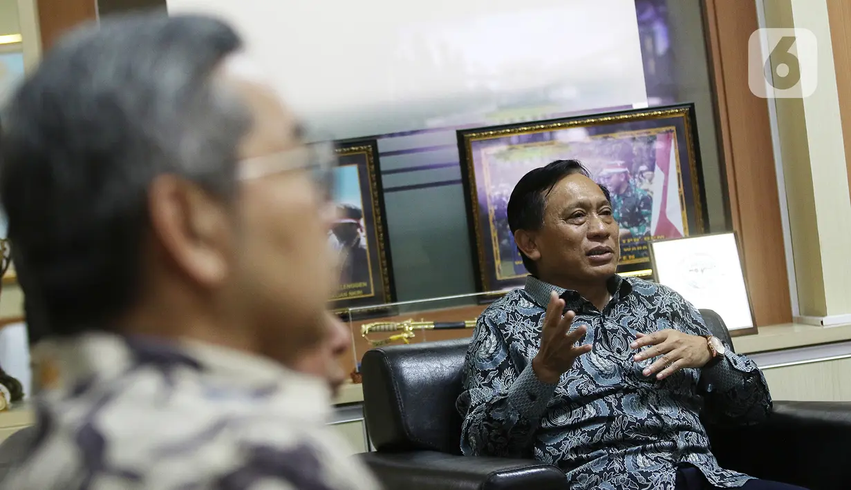 Direktur PT Surya Citra Media (SCM), Imam Sudjarwo bersama jajaran petinggi SCM bersilaturahmi ke Markas Kopassus di Cijantung, Jakarta, Senin (13/1/2020). Kunjungan tersebut adalah bentuk silaturahmi bersama salah satu mitra perusahaan, dalam hal ini TNI. (Liputan6.com/Herman Zakharia)