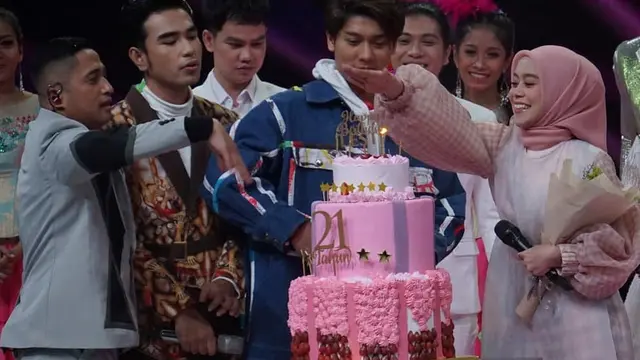 6 Potret Rizky Billar Datang ke Konser Ulang Tahun Lesti Kejora, Bikin Baper